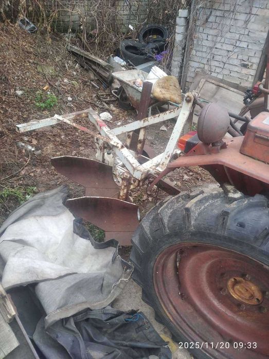 Трактор Т25 з плугом