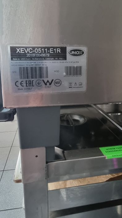 Piec konwekcyjno-parowy z funkcją mycia UNOX