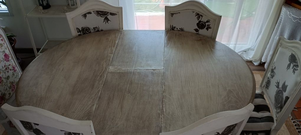 Conjunto mesa extensível e 6 cadeiras estofadas