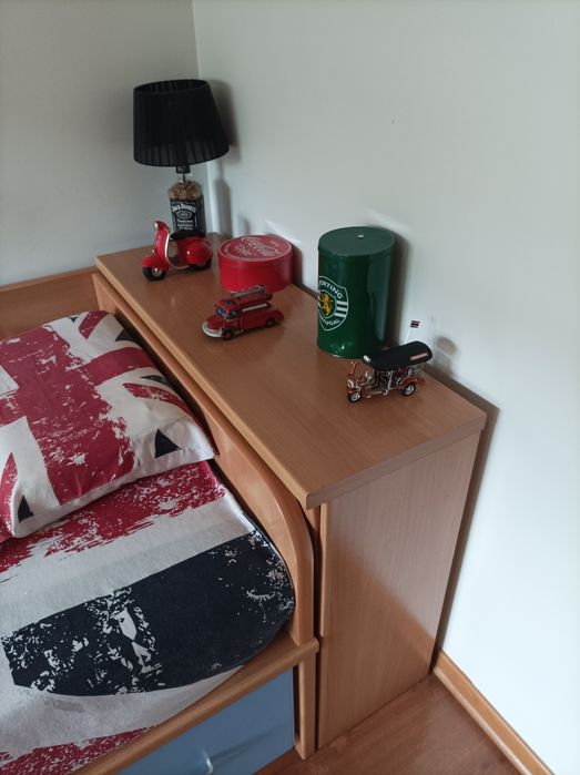 Cama com cabeceira