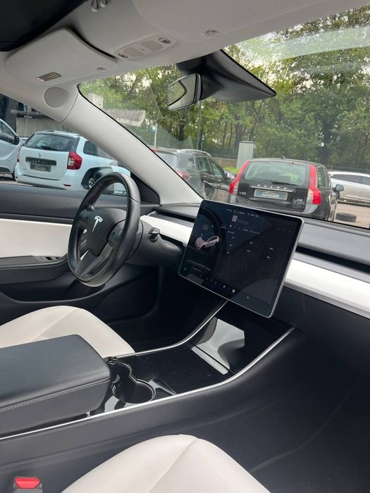 Tesla model 3 long reng dyal motors