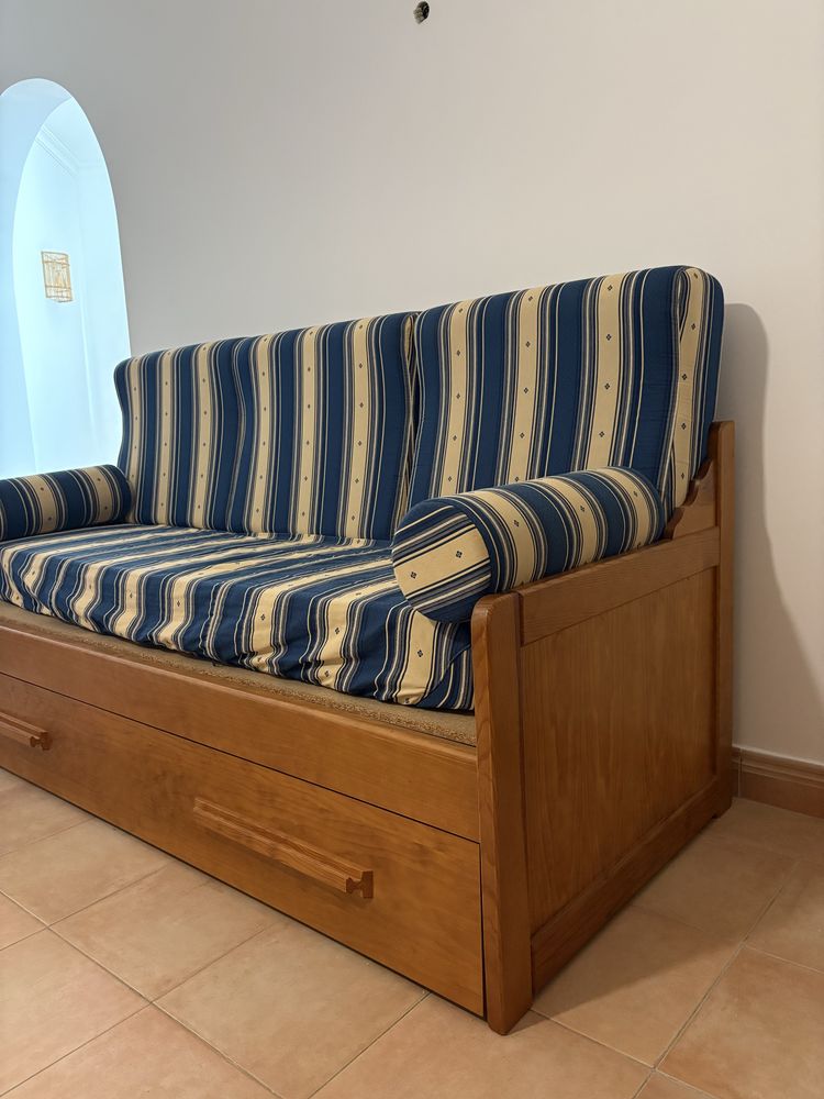 Sofa cama de Madeira em excelente estado