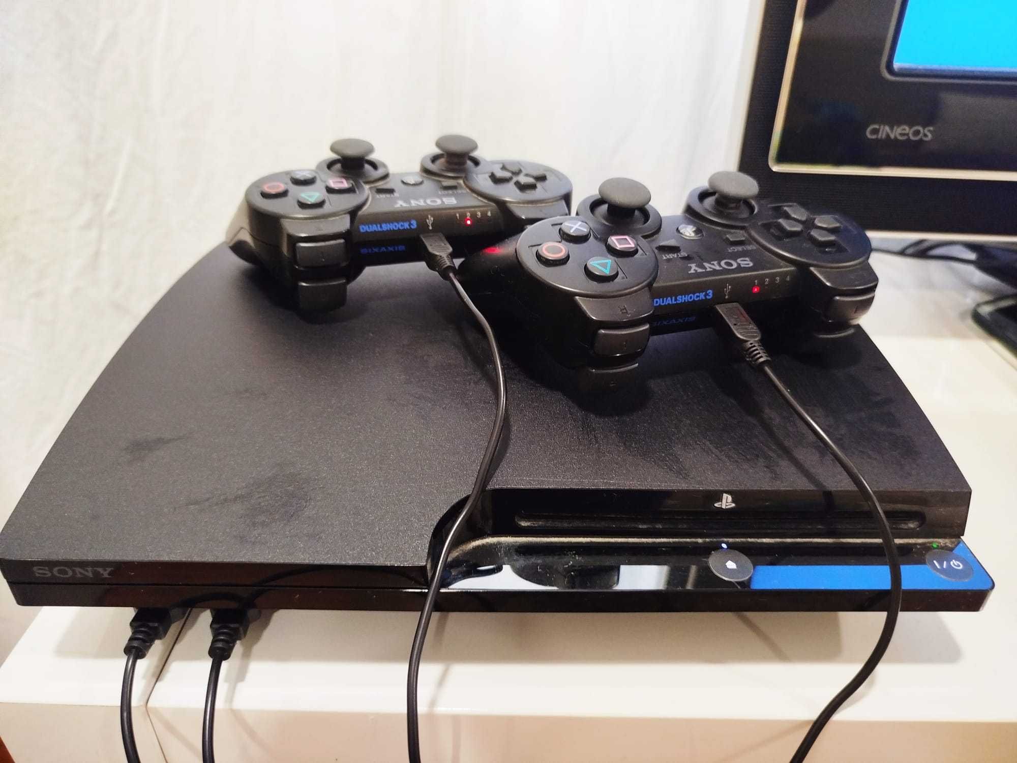 Consola PS3 com dois comandos