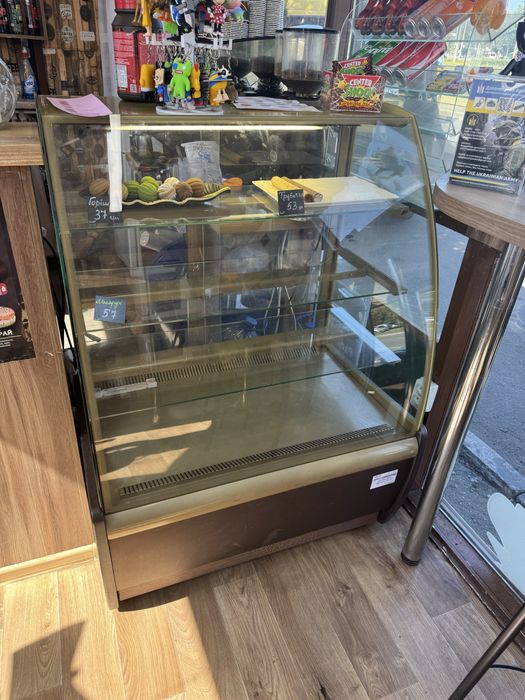 Кондитерская витрина холодильная