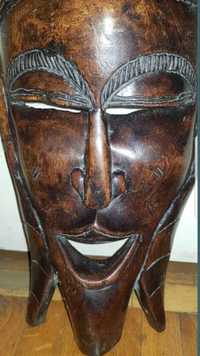 Африканська маска з червоного дерева