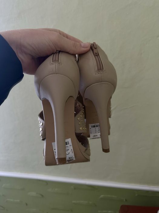 Босоніжки, туфлі