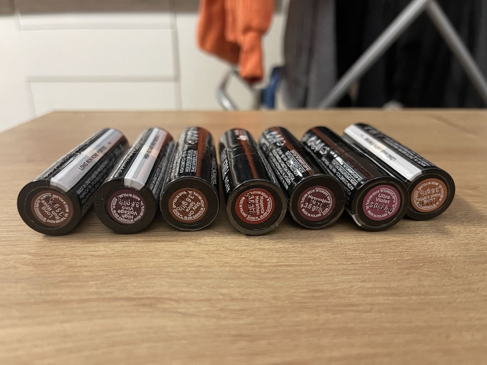 Pomadki Avon Power Stay