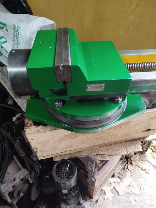 Лещата тиски станочні поворотні 250 мм