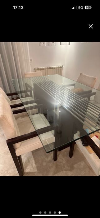Mesa de jantar e cadeiras