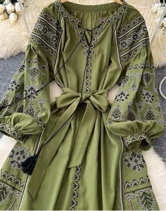Жіноча сукня вишиванка колір хакі обємні рукави з пояском