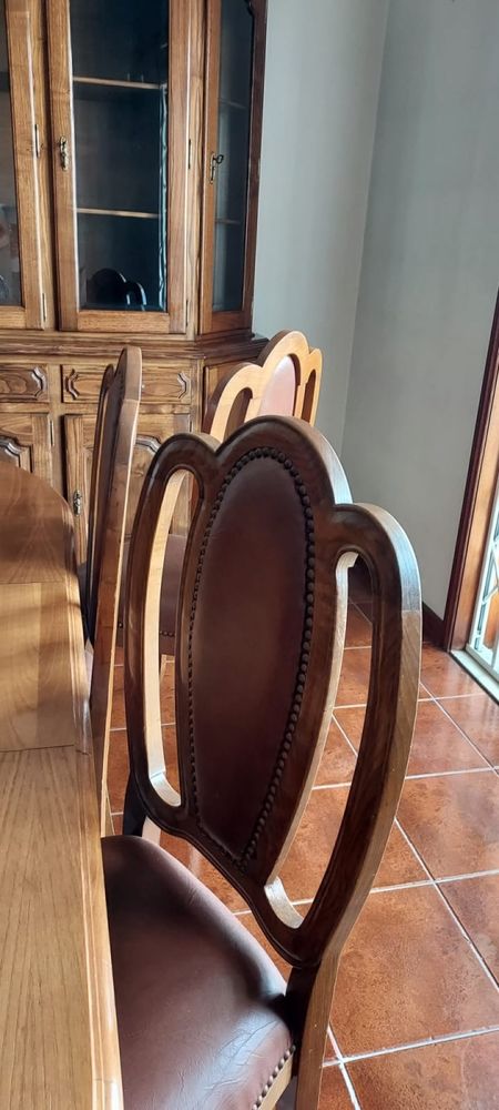 Cristaleira,mesa e cadeiras