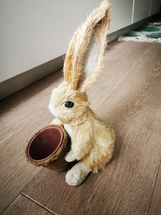 Królik zając Wielkanoc ogrodowy z koszykiem