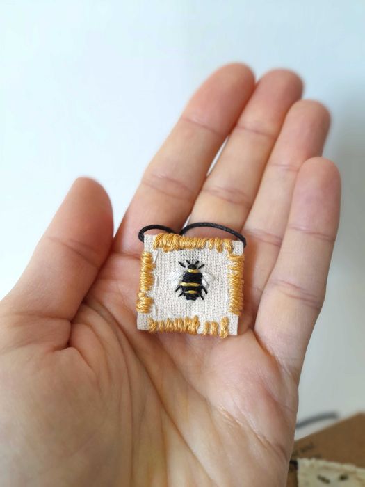 Pulseira bordada à mão, joia com abelhão, presente para amiga
