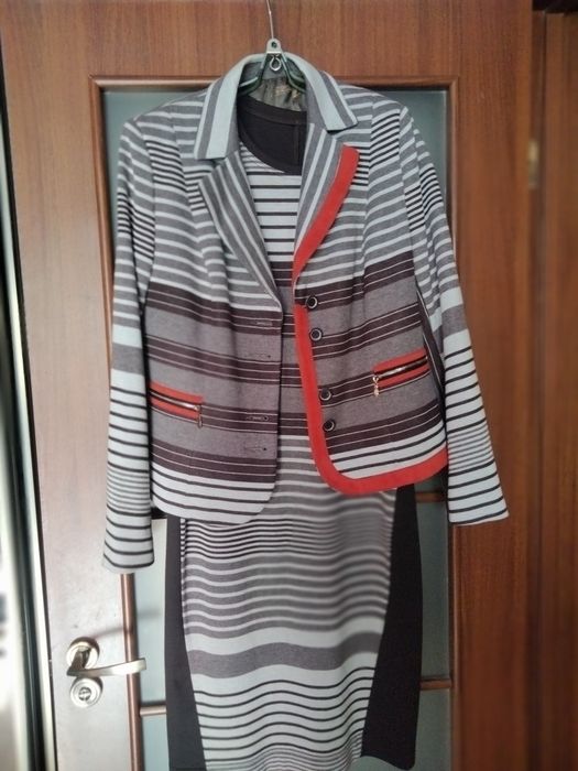 Продам гарний, трикотажний костюм (плаття+піджак) в гарному стані.