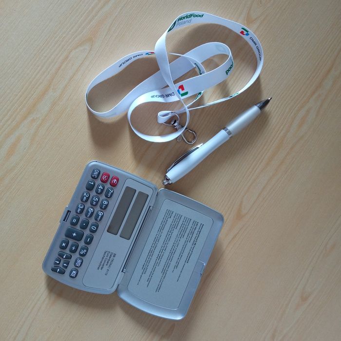 Kalkulator, smycz i długopis