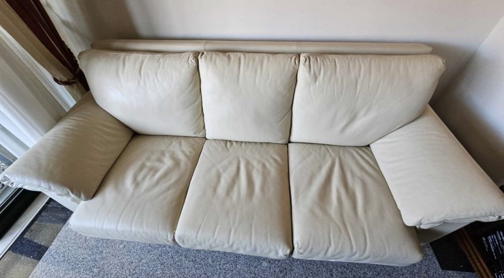Sofá cama e puf em pele em ótimo estado