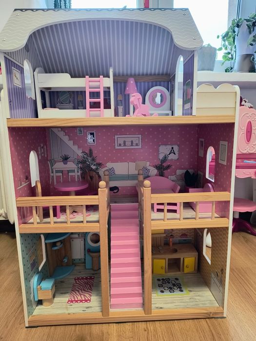 Drewniany domek dla lalek z wyposażeniem duży