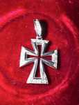 Cruz ouro branco com diamantes