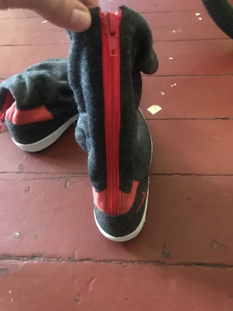 Ботинки nike сірі