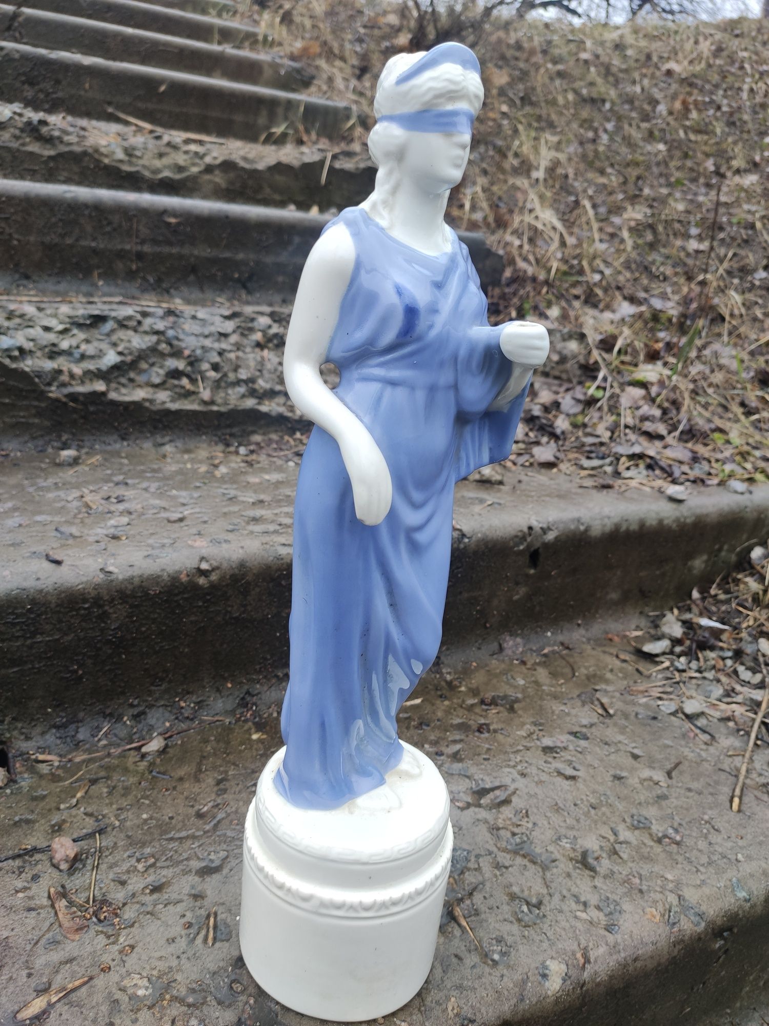 Продам сувенирная статуэтка