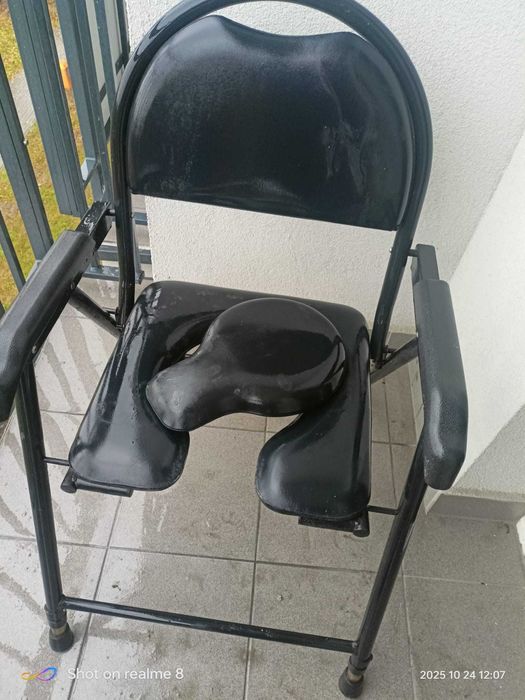 Solidne, rozkładane krzesło toaletowe