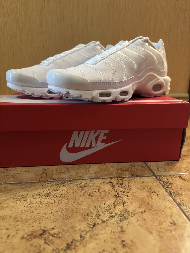 Кросівки унісекс NIKE AIR MAX PLUS WHITE AJ2029-100