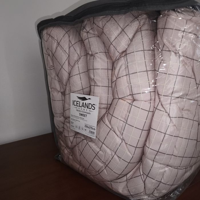 Edredão Icelands cor-de-rosa de inverno (250/270) como novo.