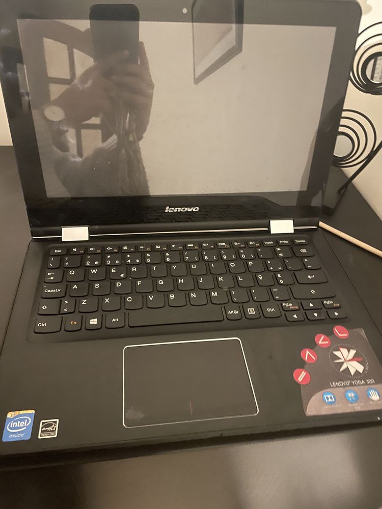 Lenovo Yoga 300 branco e preto