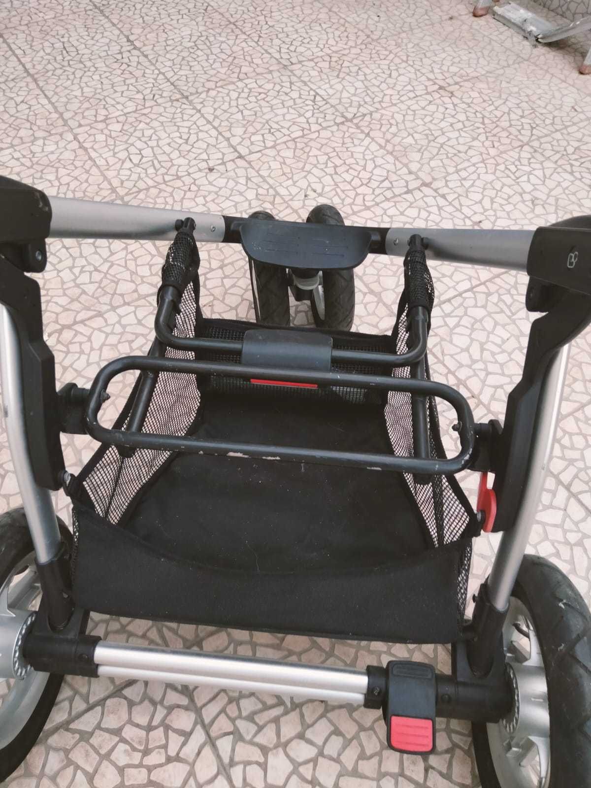 Carrinho de bebê com duas cadeiras
