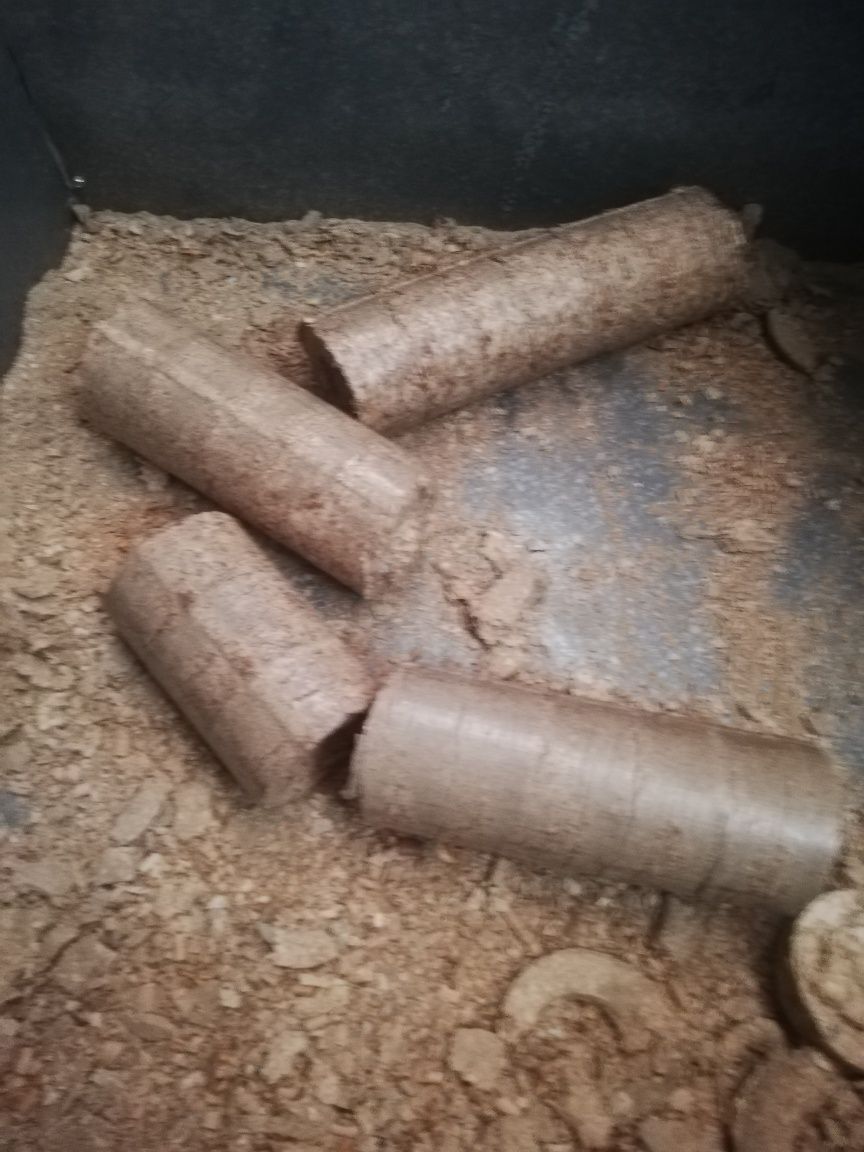 Vendo briquetes de sobras de madeira unicamente