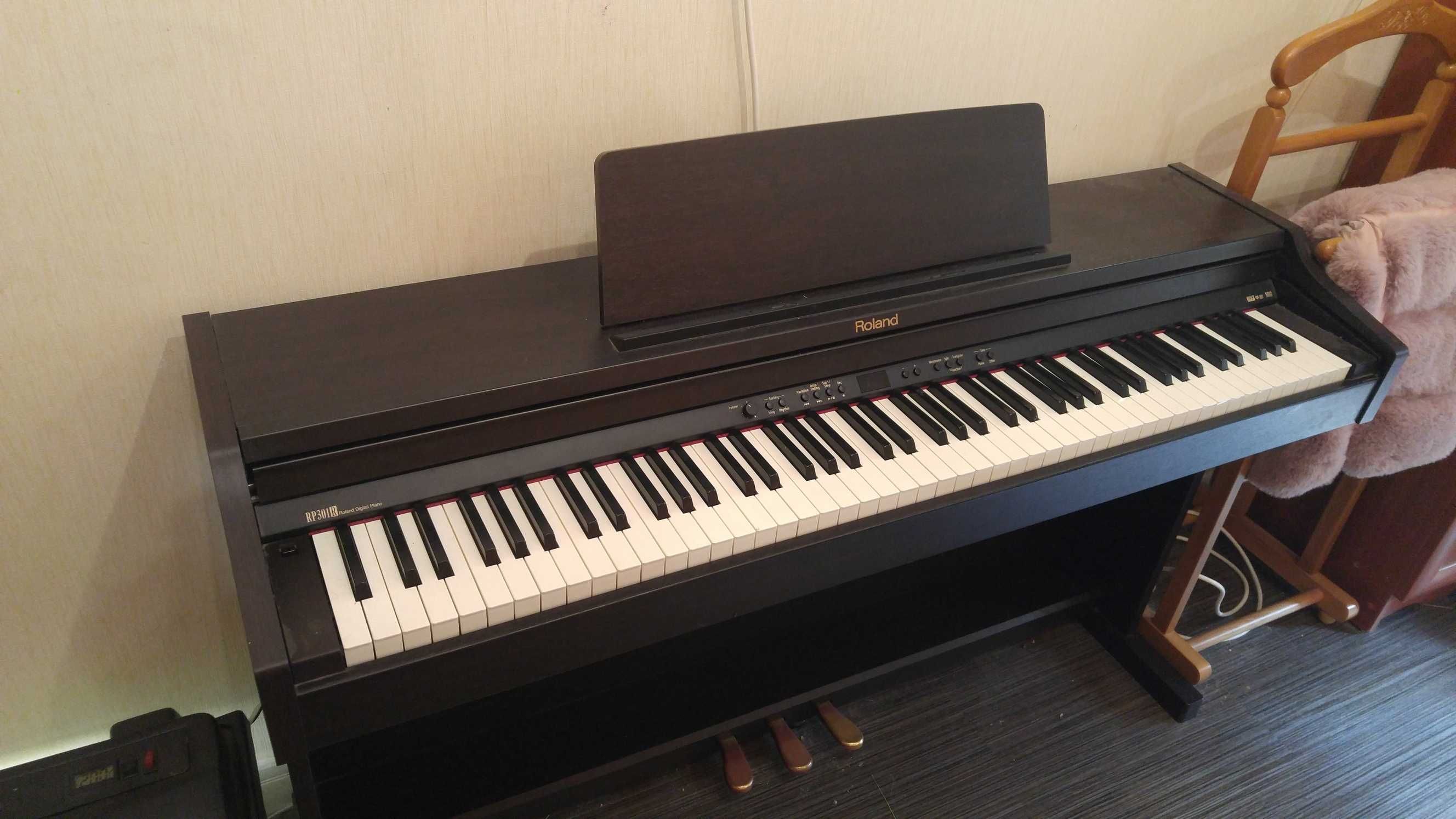 Продам цифровое фортепиано ROLAND RP301R-RW