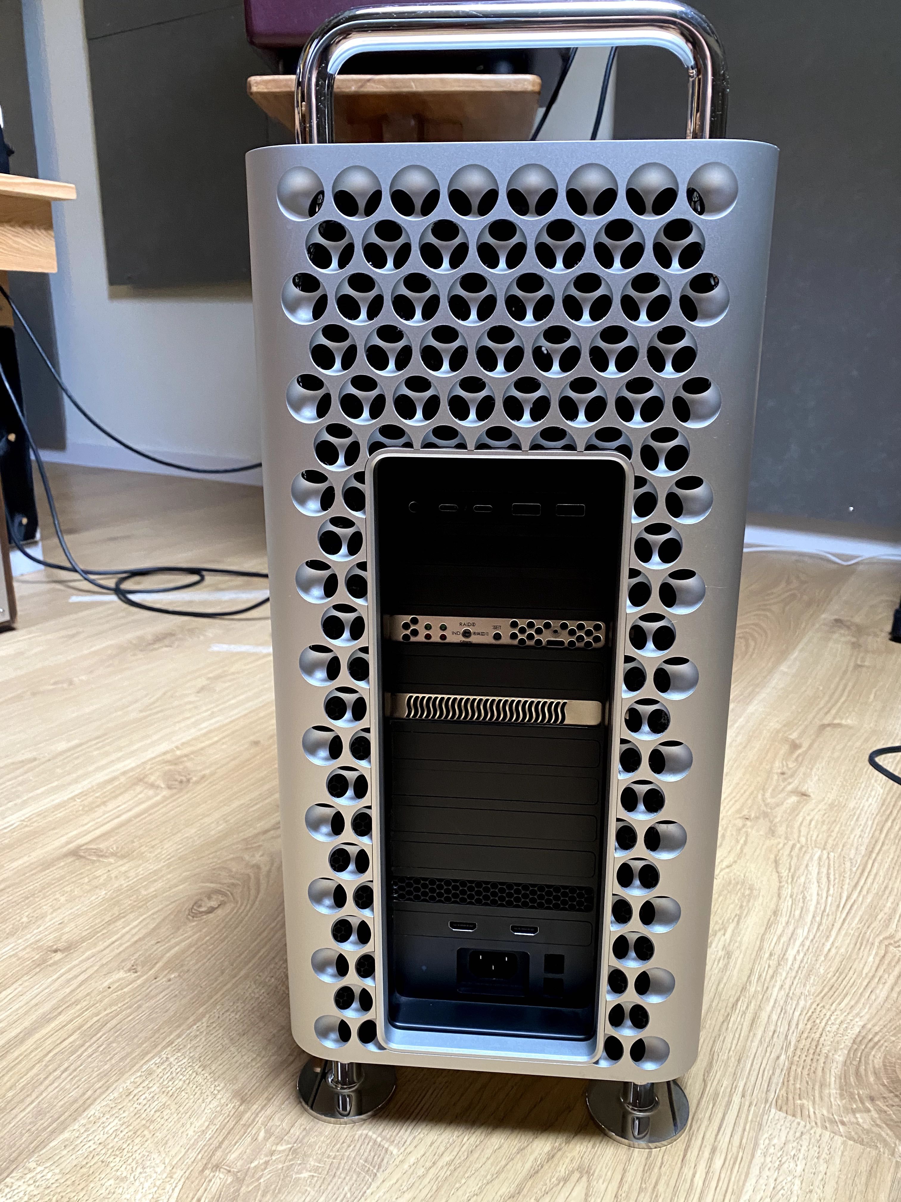 MAC PRO 2019 12 Core 32Go RAM 250Go Drive + 2 x PCIe Sonnet para DDs