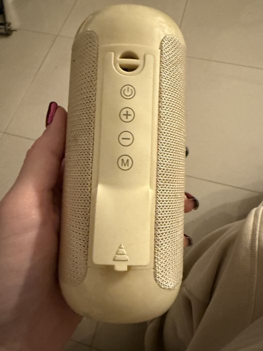 Używany kremowy bezprzewodowy głośnik Bluetooth 413487