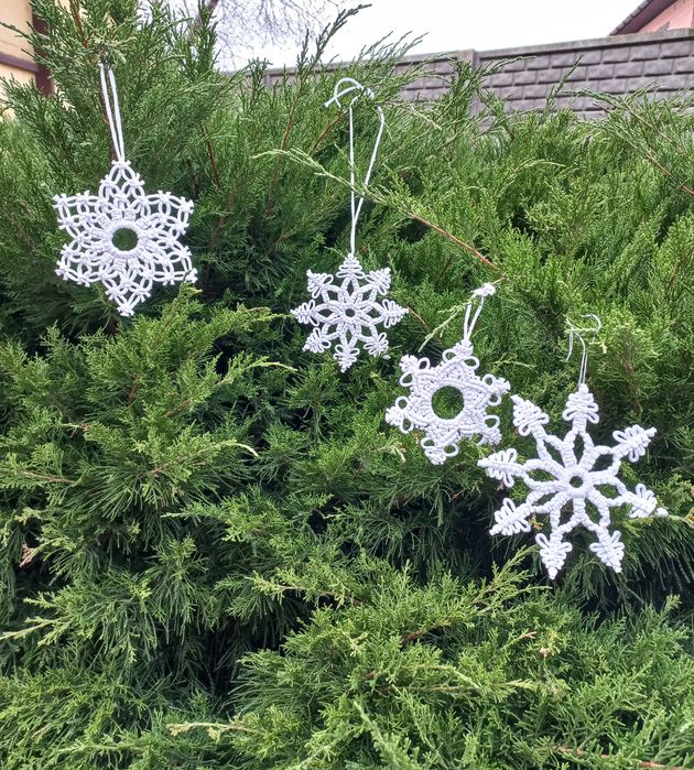 Сніжинки макраме, білого кольору