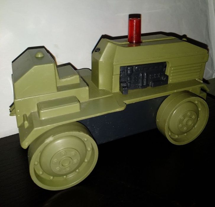 Детская игрушка Трактор времен СССР.