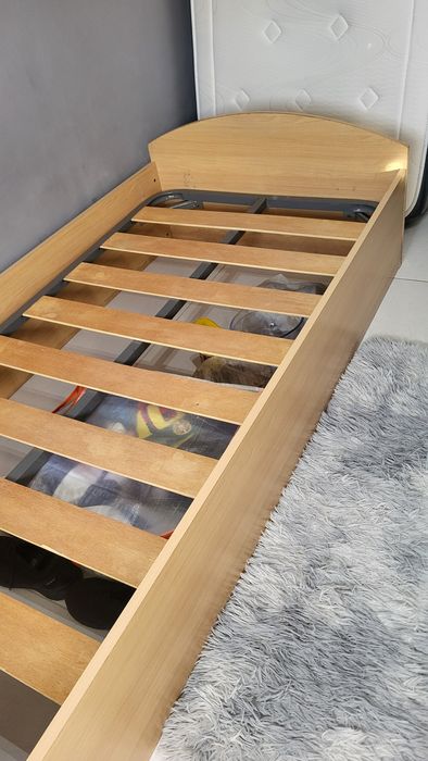 Estrado cama de solteiro/a. Em bom estado.  90x200 m