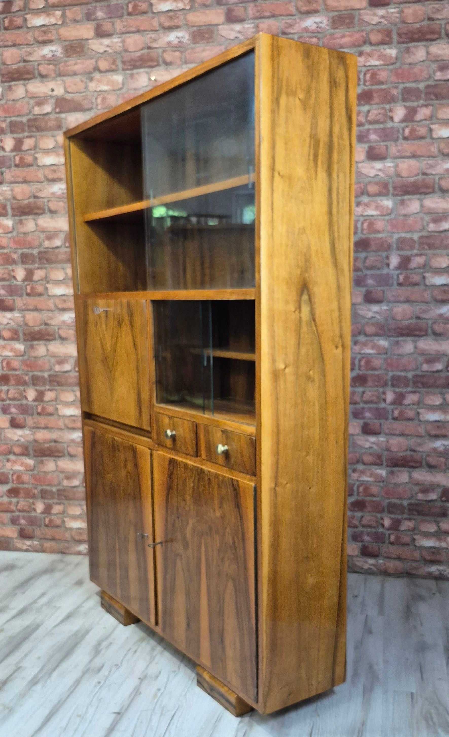 Biblioteczka orzechowa w stylu art deco, lata 50te. Po renowacji