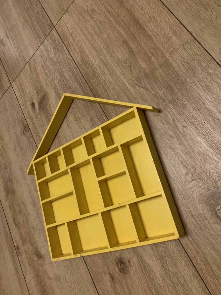 Półka na miniaturki w kształcie domu, żółta