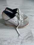 Tommy Hilfiger – sportowe buty na koturnie w stylu casual premium