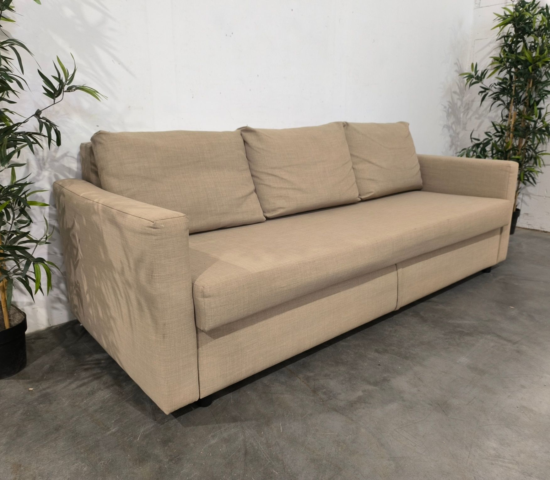 Ładna beżowa sofa z funkcją spania dowóz