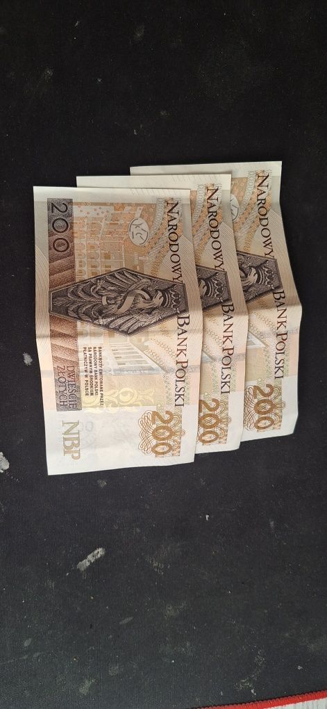 Trzy banknoty dwustozłotowe wydane po koleii