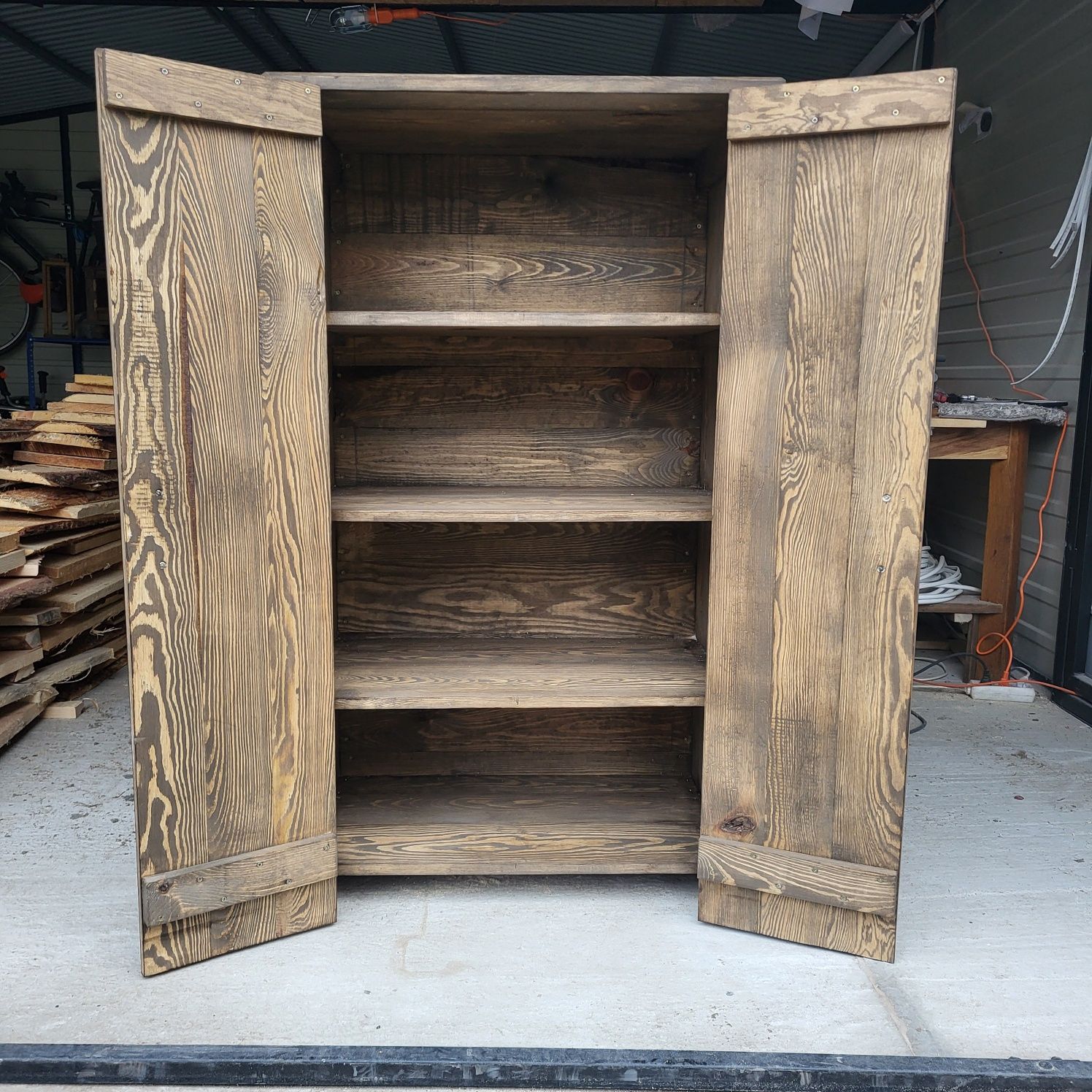 Szafka na buty sosnowa. 70x45x120 cm wys. Kolor Wenge
