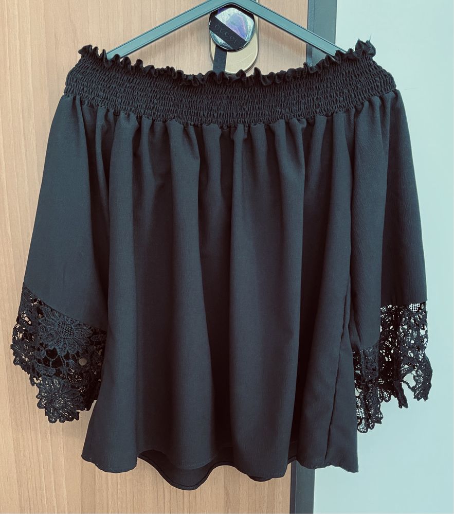 Blusa Preta com tenda