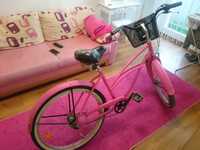 Piekny rózowy rower miejski dla Damy z koszem i przeżutkami