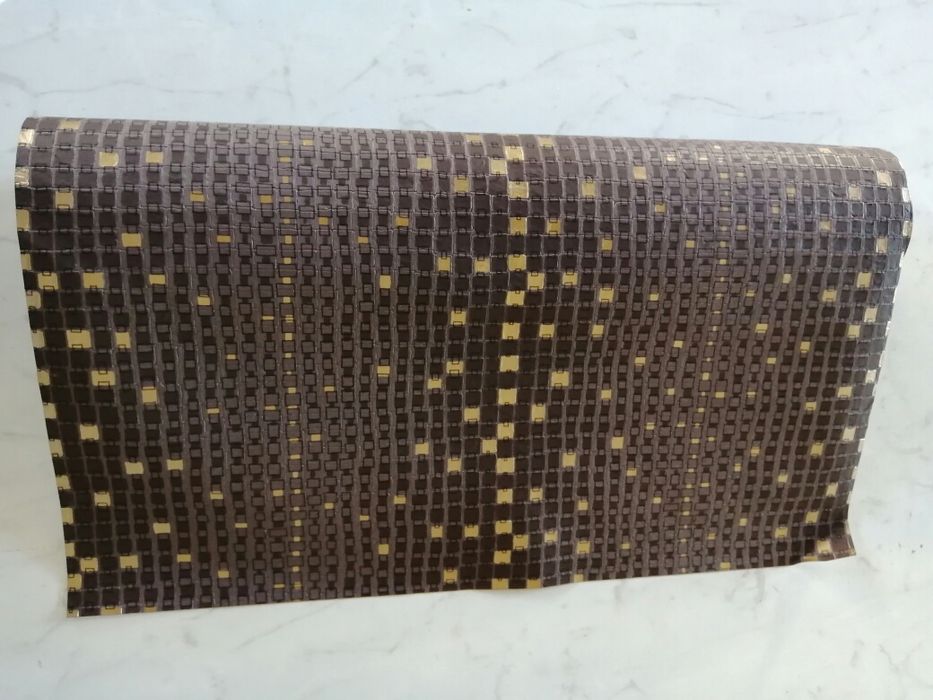 Rolo de papel de parede castanho e dourado quase novo