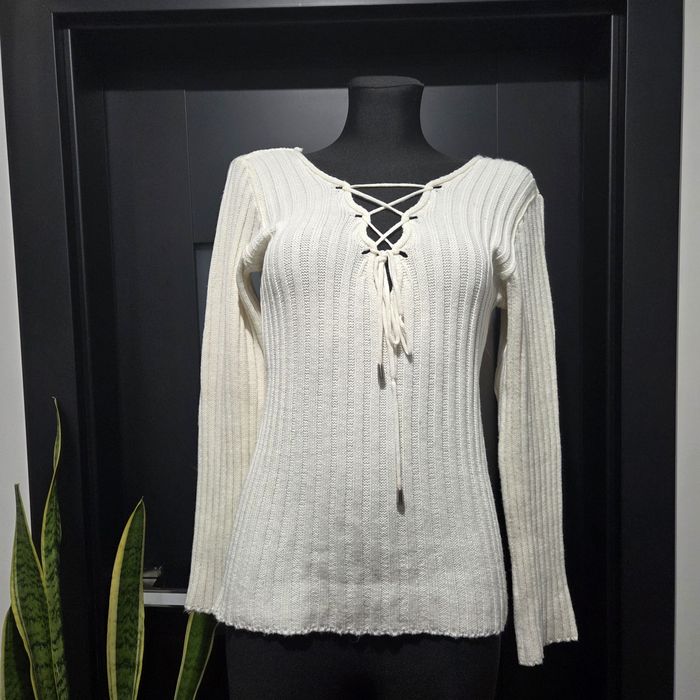 Śliczny sznurowany sweterek rozmiar M/38.