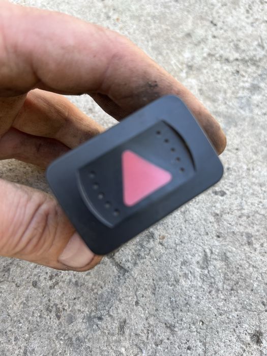 Аварійка кнопка  Гольф 4