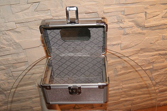 Skrzyneczka aluminum kosmetyki
