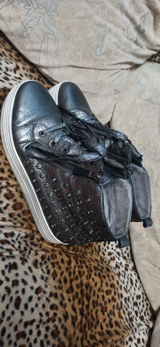 Продам кроссовки