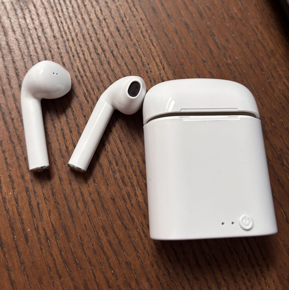 Słuchawki bezprzewodowe bluetooth białe z bazą do ładowania i kablem